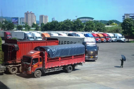 Hàng hóa tập kết tại Cửa khẩu Kim Thành (Lào Cai).