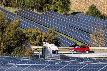 Một nhà máy điện mặt trời với các hệ thống quang điện gần Mainburg, phía tây bắc thành phố Munich, Đức, ngày 20/10/2021. (Ảnh: Reuters)