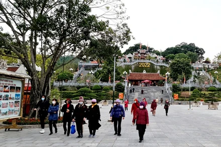 Du khách thập phương đến tham quan, chiêm bái đền Cửa Ông (Quảng Ninh).