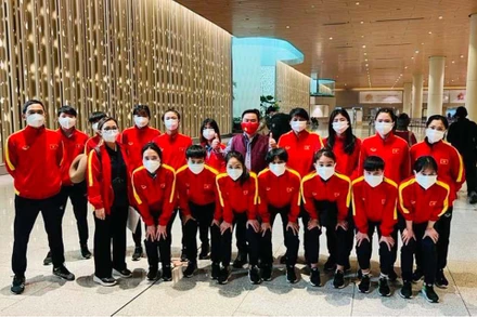 Ông Hoàng Tùng là người trực tiếp ra sân bay liên tục trong một tuần để đón các đoàn của đội tuyển Nữ Việt Nam sang Ấn Độ thi đấu những ngày đầu tiên. (Ảnh: VFF)