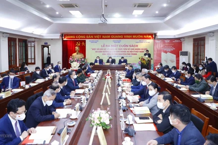 Quang cảnh lễ ra mắt cuốn sách. (Ảnh: TTXVN)