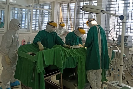 Ca phẫu thuật cấp cứu bệnh nhân viêm ruột thừa dương tính với SARS-CoV-2 đã thành công.