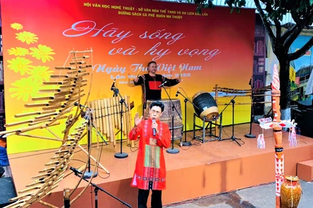 Các nghệ sĩ thể hiện bài thơ: Nam quốc Sơn Hà của Lý Thường Kiệt tại lễ khai mạc Ngày thơ Việt Nam tỉnh Đắk Lắk lần thứ 20 năm 2022. 