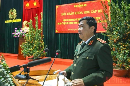 Trung tướng Trần Vi Dân, Giám đốc Học viện Chính trị Công an nhân dân chủ trì hội thảo.