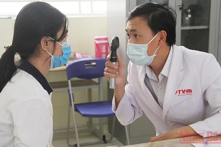 Khám mắt miễn phí cho học sinh Bạc Liêu.