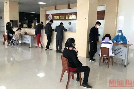 Những trường hợp sau khi được tuyên truyền, vận động đã tự nguyện đến Trung tâm y tế TP Móng Cái tiêm vaccine phòng Covid-19.