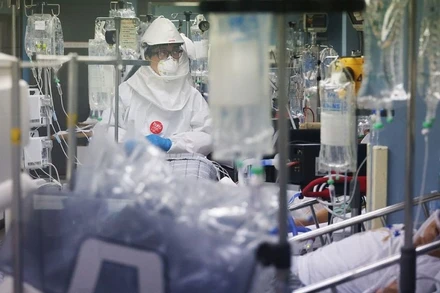 Điều trị bệnh nhân mắc Covid-19 tại phòng chăm sóc đặc biệt (ICU) của Bệnh viện Bagae ở Pyeongtaek, Hàn Quốc, ngày 29/11/2021. (Ảnh: REUTERS)