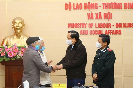 Bộ trưởng Lao động-Thương binh và Xã hội Đào Ngọc Dung lắng nghe kiến nghị của công dân. (Ảnh: Molisa).