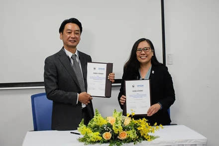 Ông Tsukasa Tsumura, Tổng Giám đốc Epson Việt Nam và Tiến sỹ Lan Mercardo, Giám đốc WWF khu vực châu Á Thái Bình Dương tại Lễ ký kết. (Ảnh: WWF-Việt Nam)