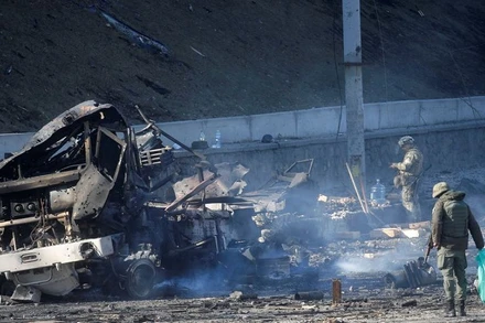 Binh sĩ Ukraine kiểm tra 1 phương tiện bị hư hỏng tại khu vực giao tranh với quân đội Nga ngày 26/2/2022. Ảnh: REUTERS