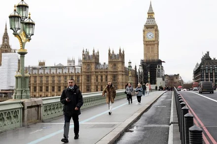 Người dân tại thủ đô London, Anh. (Ảnh: THX/TTXVN)