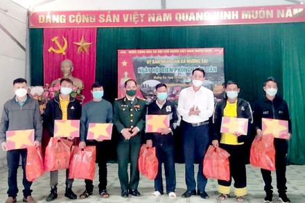 Tặng quà cho các già bản, trưởng bản, người có uy tín tại Ngày hội Biên phòng toàn dân.