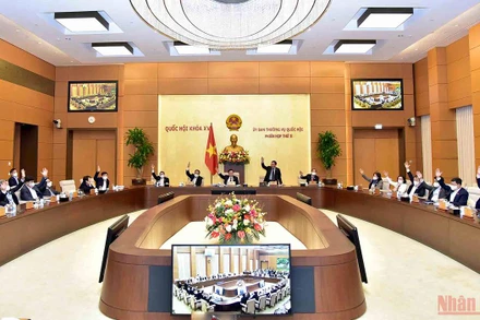 Các Ủy viên Ủy ban Thường vụ Quốc hội biểu quyết thông qua thành lập các phường thuộc thị xã Phổ Yên và thành lập thành phố Phổ Yên (Thái Nguyên). Ảnh: DUY LINH