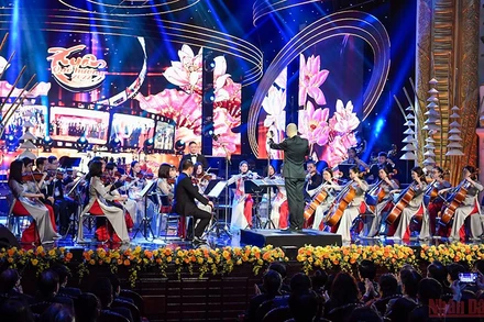 Biểu diễn hòa nhạc tại Chương trình Xuân quê hương 2022. 