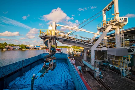 Công ty Cổ phần Phân bón dầu khí Cà Mau góp phần bảo đảm an ninh lương thực quốc gia.