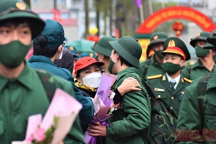 "Hãy nỗ lực phấn đấu, rèn luyện và chấp hành quy định của đơn vị con nhé. Mọi thứ phải vào quy củ, nền nếp. Mọi người làm được, mẹ tin con cũng sẽ làm được". (Ảnh Minh Duy)