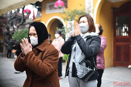 Người Hà Nội đi lễ cầu an ngày rằm tháng Giêng