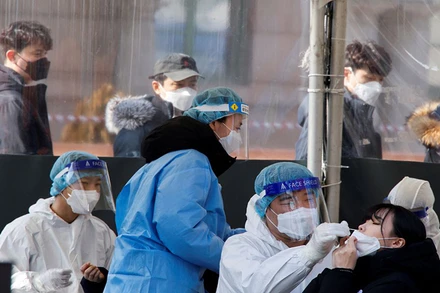 Điểm xét nghiệm Covid-19 lưu động tại một nhà ga ở thủ đô Seoul, Hàn Quốc, ngày 10/2. (Ảnh: Reuters)