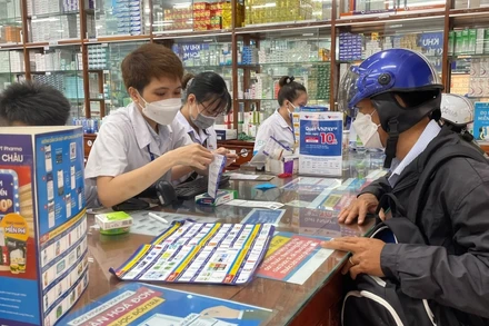 Khách hàng mua được thuốc Molnupiravir tại một cửa hàng thuốc Long Châu, trên đường Hai Bà Trưng, phường Võ Thị Sáu, quận 3.