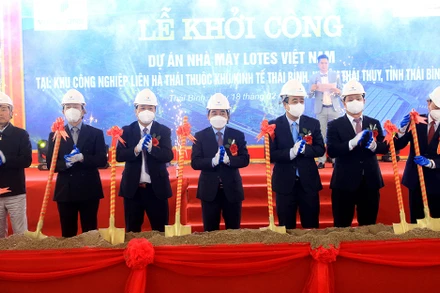 Các đại biểu tại lễ khởi công dự án 120 triệu USD của Công ty TNHH Lotes Việt Nam tại Khu công nghiệp Liên Hà Thái (thuộc Khu kinh tế Thái Bình).