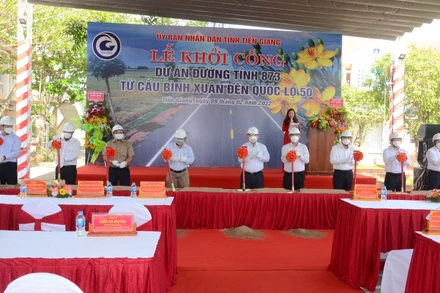 Lãnh đạo tỉnh Tiền Giang và doanh nghiệp thực hiện nghi thức khởi công dự án.