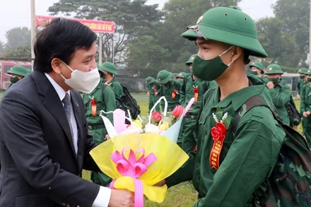 Lãnh đạo tỉnh Nghệ An tặng hoa chúc mừng các chiến sĩ trẻ. (Ảnh: Mỹ Hà)