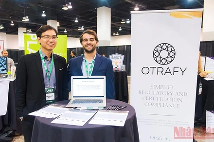 Nhật Nguyễn và Lucas Cunha trong một cuộc hội thảo. 