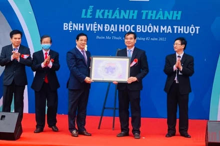 Đại diện lãnh đạo Bộ Y tế trao Quyết định của Bộ trưởng Y tế về việc thành lập và đưa Bệnh viện Đại học Y dược Buôn Ma Thuột đi vào hoạt động.