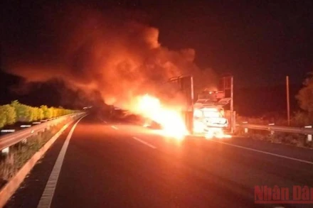 Xe tải chở 3 ô-tô bốc cháy dữ dội. (Ảnh: CTV)