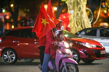 Người hâm mộ vui mừng sau chiến thắng của đội tuyển Việt Nam (Ảnh: Thành Đạt).