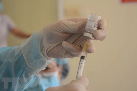 Cận cảnh lấy vaccine ngừa Covid-19. (Nguồn: TTXVN)