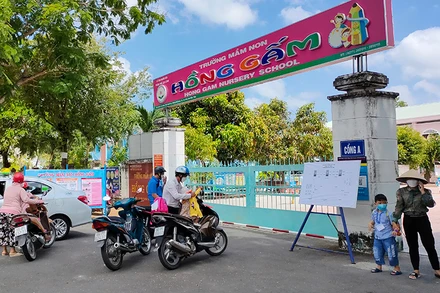 Trẻ được giáo viên Trường Mầm non Hồng Gấm đưa ra cổng trường chờ phụ huynh đón.