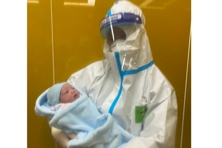 Trường hợp sản phụ nhiễm Covid-19 đầu tiên sinh con thành công tại Trung tâm Y tế thành phố Móng Cái (Quảng Ninh).