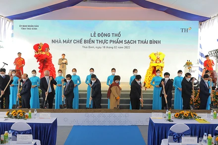 Đại diện Ủy ban nhân dân tỉnh Thái Bình và Tập đoàn TH động thổ Nhà máy Chế biến thực phẩm sạch, sáng 18/02 tại xã Quỳnh Trang, huyện Quỳnh Phụ. (Ảnh: Mạc Hóa)