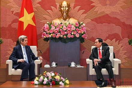 Phó Chủ tịch Thường trực Quốc hội Trần Thanh Mẫn tiếp ông John Kerry (Giôn Ke-ri), Đặc phái viên của Tổng thống Hoa Kỳ về biến đổi khí hậu. 