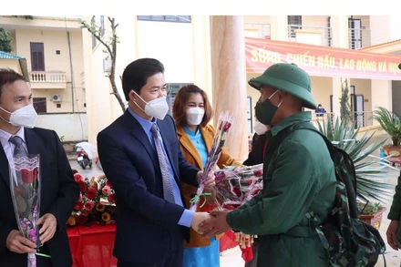 Đồng chí Vũ Mạnh Hà, Ủy viên dự khuyết Trung ương Đảng, Trưởng Ban Tuyên giáo Tỉnh ủy Hà Giang tặng hoa cho các tân binh huyện Yên Minh.
