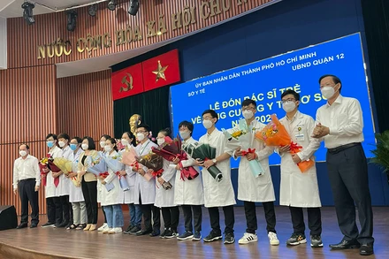 Lãnh đạo Thành phố Hồ Chí Minh chúc mừng các bác sĩ trẻ tình nguyện về cơ sở thực hành.