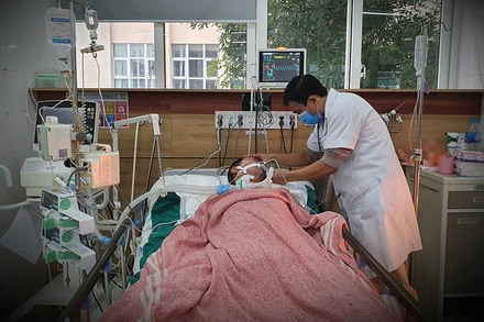 Bác sĩ khám cho bệnh nhân ngộ độc methanol.