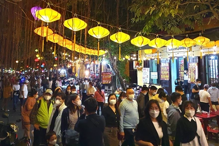 Du khách tham quan khu phố cổ Hội An