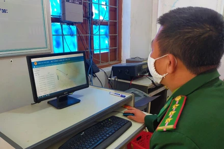 Bộ đội Biên phòng Quảng Bình liên lạc, hướng dẫn cứu ngư dân bị nạn thông qua hệ thống giám sát tàu cá. 