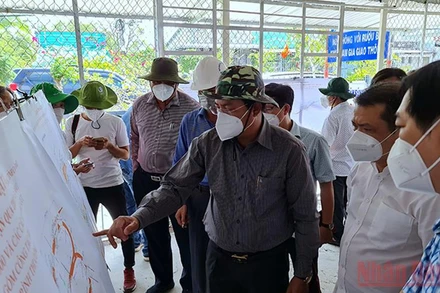Bí thư Tỉnh ủy Cà Mau kiểm tra vướng giải phóng mặt bằng tại dự án tuyến tránh Quốc lộ 1A qua TP Cà Mau.