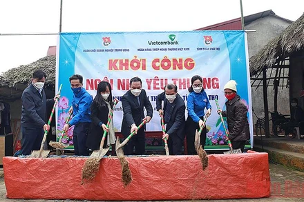 Đại diện lãnh đạo Khối Doanh nghiệp Trung ương và các đơn vị liên quan động thổ xây dựng 1 trong 32 “Ngôi nhà yêu thương”.