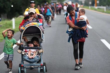 Người di cư trong hành trình tới Mỹ tại khu vực Mapastepec, bang Chiapas, Mexico, ngày 1/11/2021. (Ảnh: AFP/TTXVN)