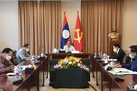 Đồng chí Bounthong Chitmany (giữa) chủ trì hội nghị. Ảnh: Pasaxon