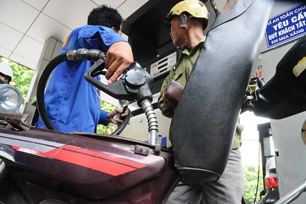 Giá xăng dầu liên tục tăng cao thời gian qua.