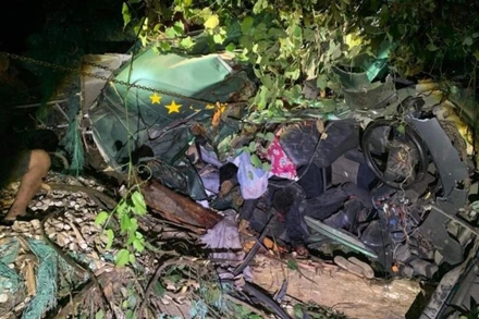 Xe tải lao xuống vực bị biến dạng hoàn toàn. (Ảnh do Ban An toàn giao thông tỉnh Gia Lai cung cấp)