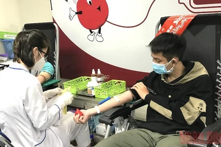 Đoàn viên, thanh niên tham gia hiến máu tình nguyện tại lễ khai mạc.