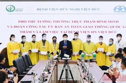 Phó Thủ tướng trao quà, hỗ trợ gia đình 10 nạn nhân tai nạn giao thông có hoàn cảnh khó khăn.