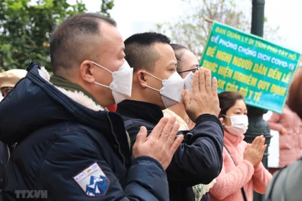 Thành tâm khấn vái cầu phúc, cầu an… cho gia đình trong năm mới. (Ảnh: Hoàng Hiếu/TTXVN)