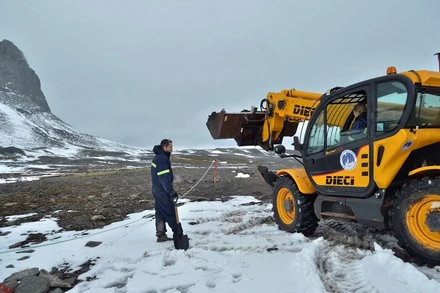Các nhà khoa học Argentine chuẩn bị lấy mẫu đất ở Nam Cực, phục vụ dự án nghiên cứu sử dụng các vi sinh vật bản địa để làm sạch ô nhiễm do các loại nhiên liệu gây ra. (Ảnh: Reuters)